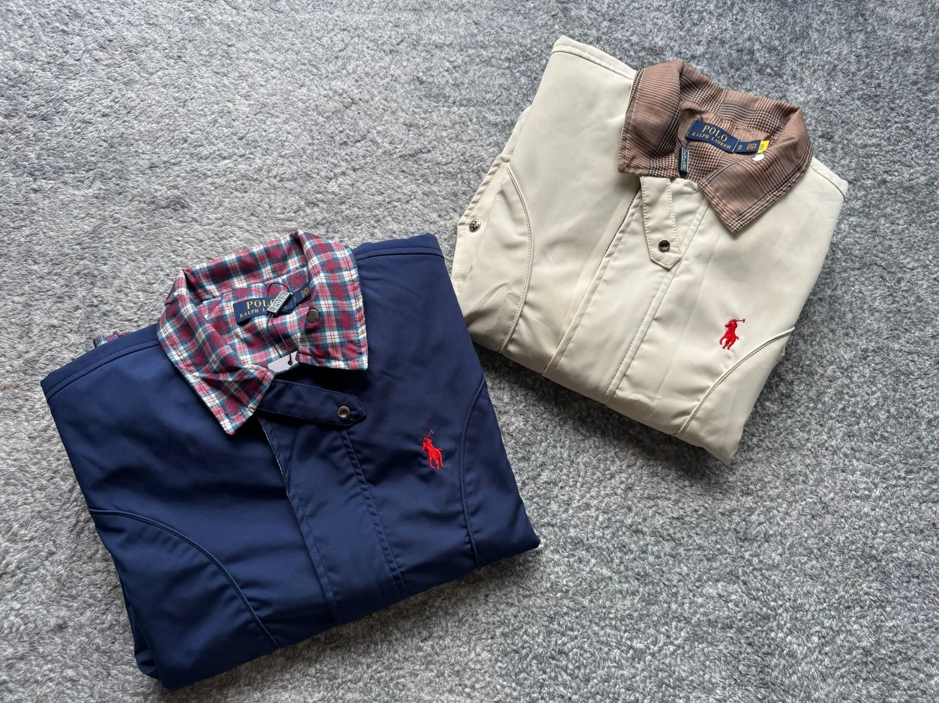 P300 💙Ralph Lauren Vintage Harrington Jacket, dark indigo with red pony logo, full of British retro feel! Soft fabric, comfortable to wear, classic fit + lapel design, plaid embellishments on cuffs and collar, great details ✨ The Harrington jacket represents low-key and approachability. In other words, it is not as rigid as a Chinese tunic suit, nor as high-end as a suit. Another point is that the Harrington jacket is adaptable. It does not look strange to wear on almost any figure or occasion. No matter you are young and handsome or you are middle-aged and fat, this style of jacket can hold up.               Color: Navy Blue Apricot Size: Length Bust Shoulder Width Sleeve Length M 68 124 57 60 L 70 128 58.5 62 XL 72 132 60 64